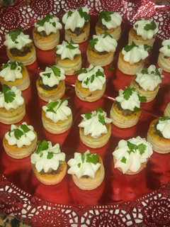Una foto de Mini volovanes de morcilla, cebolla y piñones