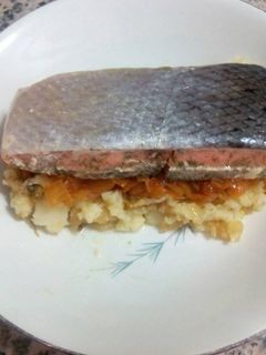 Una foto de Salmón a baja temperatura con patatas aplastadas y salsa Boudran