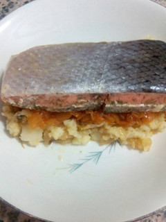 Una foto de Salmón a baja temperatura con patatas aplastadas y salsa Boudran