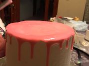 Una foto de pastel de chocolate blanco