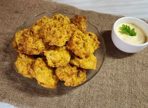Una foto de 🧆🧀🥔 Bocaditos de coliflor, papa y queso, al horno 🥔🧀🧆 Con un toque de cúrcuma y pimentón 😋