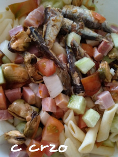 Una foto de Ensalada de macarrones y sardinas