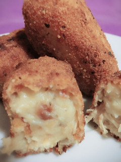 Una foto de Croquetas de jamón y pollo con caldo de puchero
