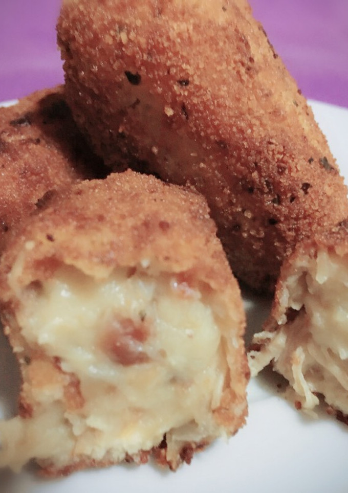 Una foto de Croquetas de jamón y pollo con caldo de puchero