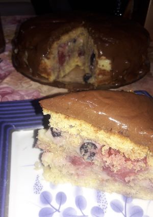 Una foto de Budín de Naranja relleno con crema pastelera y frutos rojos