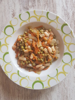 Una foto de Salteado de verduras y alubias