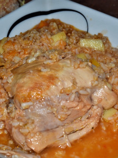 Una foto de Guiso de arroz integral con pollo