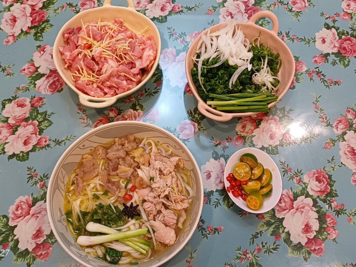 Bún bò gầu tái gân nhừ
