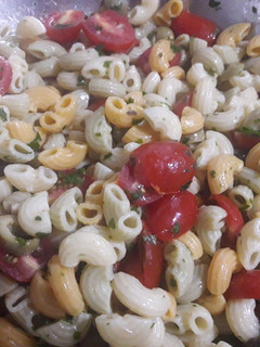 Una foto de Ensalada fría de fideos con cherrys y aceitunas