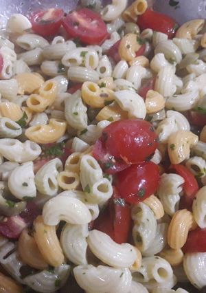 Una foto de Ensalada fría de fideos con cherrys y aceitunas