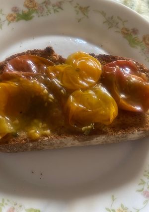 Una foto de Tostada de tomate cherry