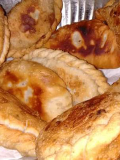 Una foto de Empanadas de carne cortada a cuchillo