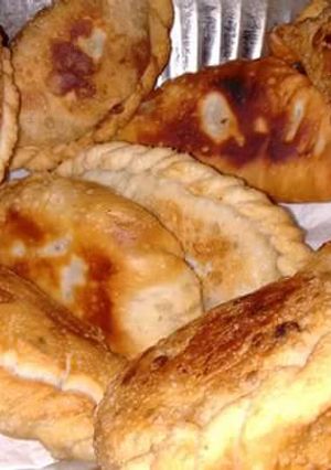 Una foto de Empanadas de carne cortada a cuchillo