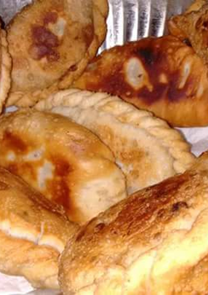 Una foto de Empanadas de carne cortada a cuchillo