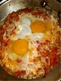 Huevos con jamón y tomate
