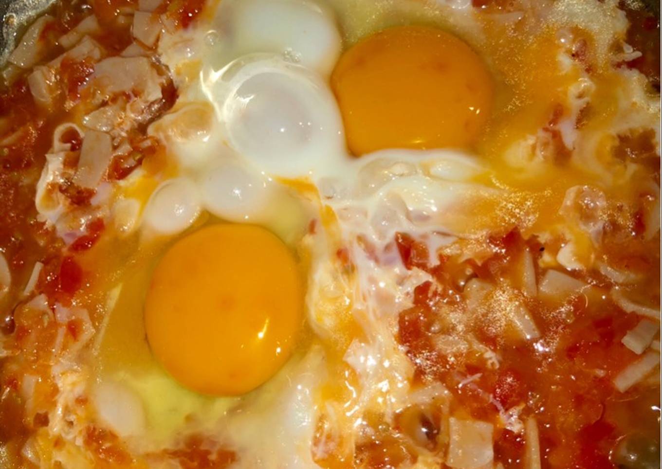 Huevos con jamón y tomate