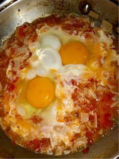 Una foto de Huevos con jamón y tomate