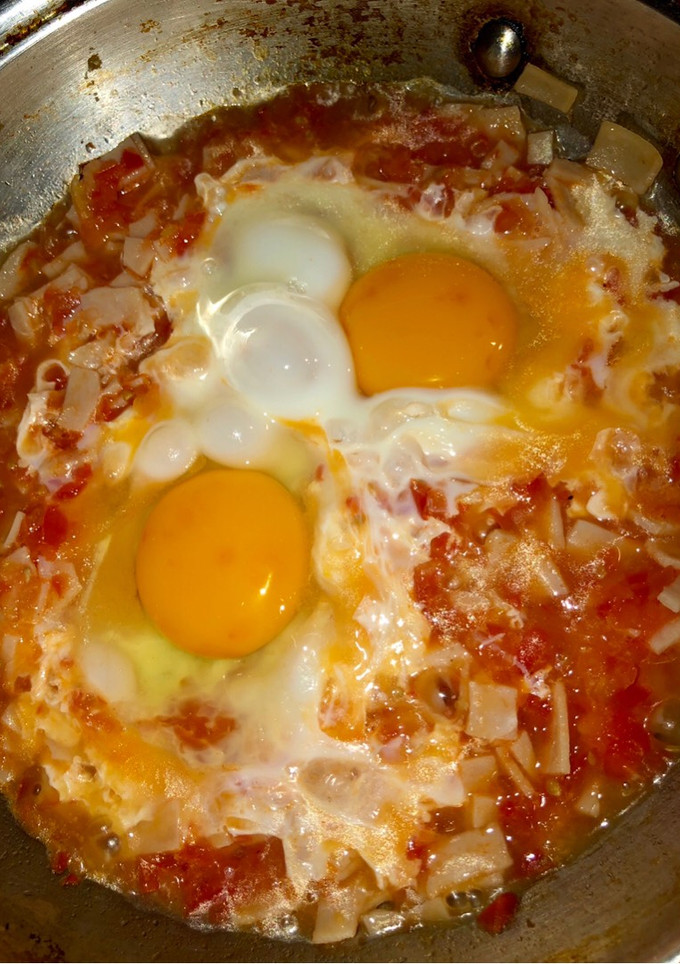 Una foto de Huevos con jamón y tomate