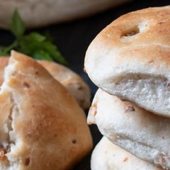 A picture of "Pan con chicharrón" - Fried pork fat bread.