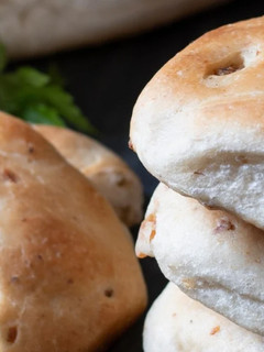 A picture of "Pan con chicharrón" - Fried pork fat bread.