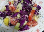 Una foto de ensalada de pepino y piña