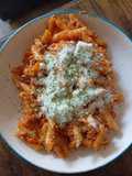 Macarrones con tomate, carne picada y chistorra