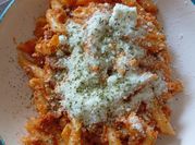 Una foto de pasta con carne picada