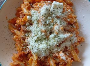 Foto principal de Macarrones con tomate, carne picada y chistorra