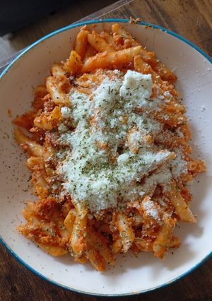 Una foto de Macarrones con tomate, carne picada y chistorra