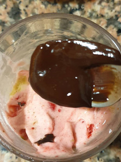 Una foto de Helado casero de plátano y fresa