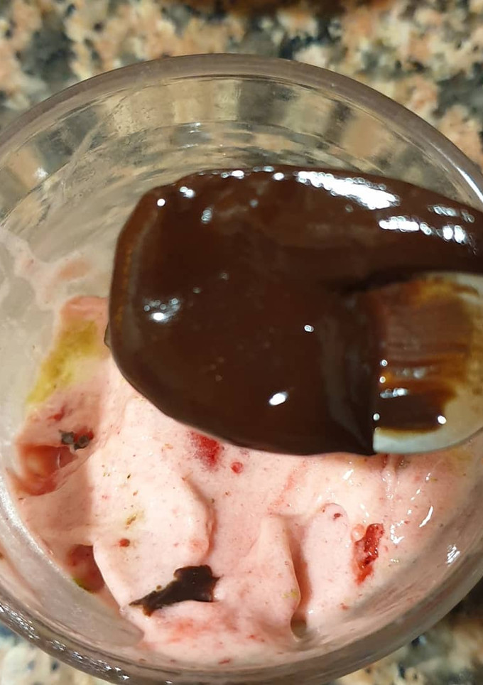 Una foto de Helado casero de plátano y fresa