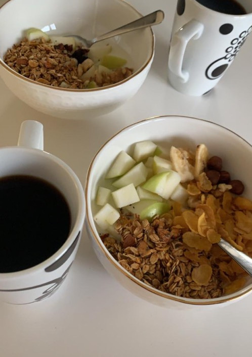 Una foto de Yoghurt con frutos secos, granola y fruta