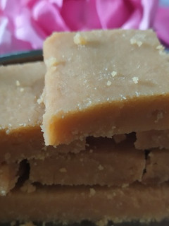 ગોળ પાપડી(Gol papadi Recipe in Gujarati) રેસીપી મુખ્ય ફોટો