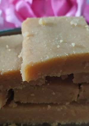 ગોળ પાપડી(Gol papadi Recipe in Gujarati) રેસીપી મુખ્ય ફોટો