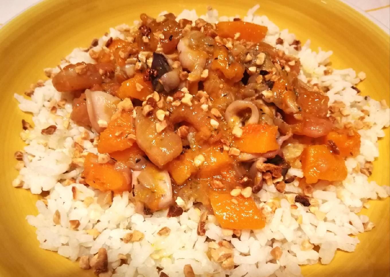 Calamar y gambas con calabaza sobre arroz