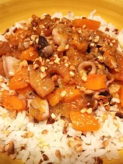 Una foto de Calamar y gambas con calabaza sobre arroz
