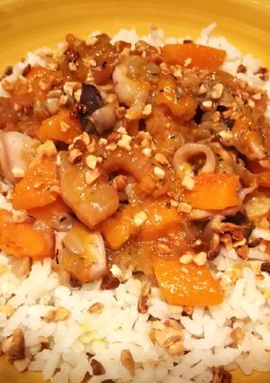 Una foto de Calamar y gambas con calabaza sobre arroz