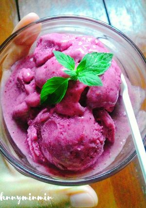 รูปของ Mulberry banana ice cream 🍦#vegen, healthy (เจ)