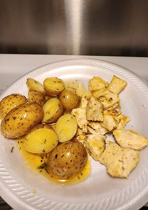 Una foto de Papas y pollo