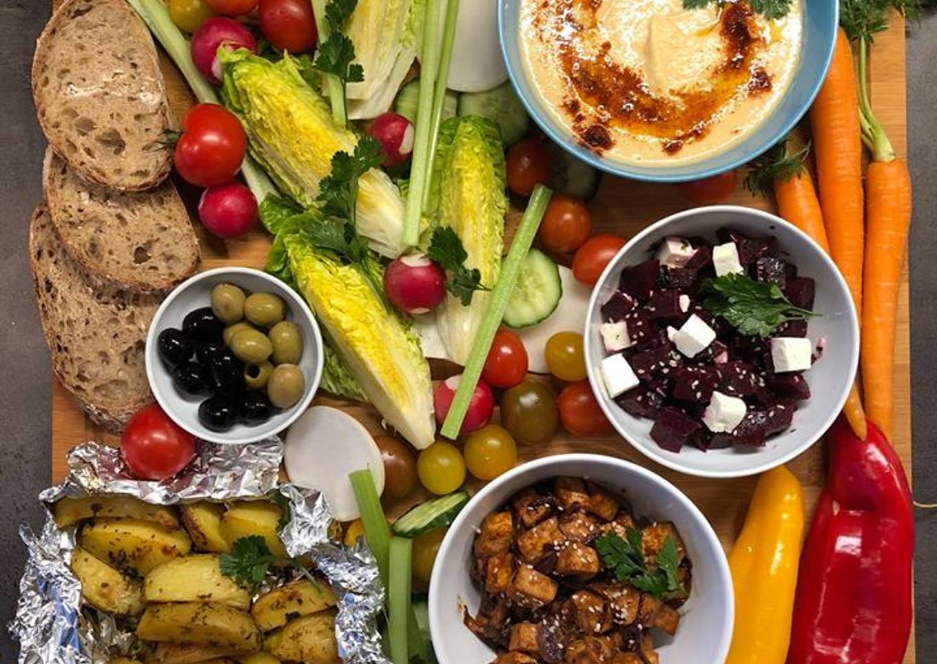 Patatas Al Horno, Tofu Mexicano, Ensalada De Remolacha, Hummus