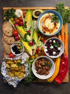 Una foto de Patatas Al Horno, Tofu Mexicano, Ensalada De Remolacha, Hummus
