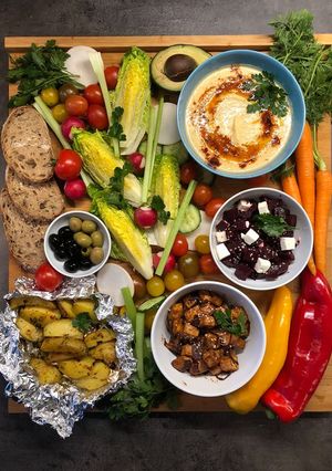 Una foto de Patatas Al Horno, Tofu Mexicano, Ensalada De Remolacha, Hummus