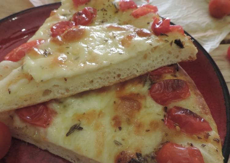 Focaccia con pomodorini scamorza e origano