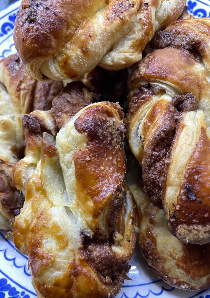 Булочки з шоколадною пастою