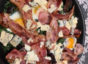 Una foto de Espinacas con Pasas, Huevos, Bacon y Queso Azul !!!!