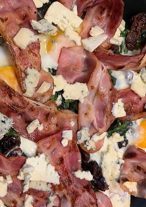 Una foto de Espinacas con Pasas, Huevos, Bacon y Queso Azul !!!!