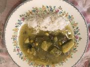 Una foto de bistec en salsa verde