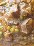 Dados de lengua estofada con guisantes (en olla rápida o exprés)