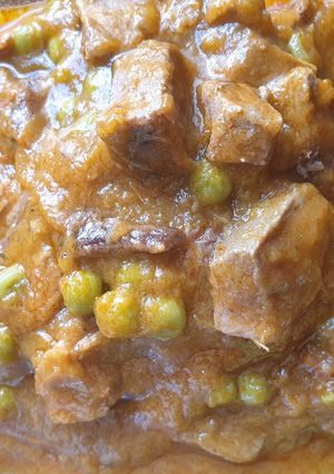 Una foto de Dados de lengua estofada con guisantes (en olla rápida o exprés)