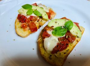 O poză a rețetei Bruschete cu mozzarella la cuptor.